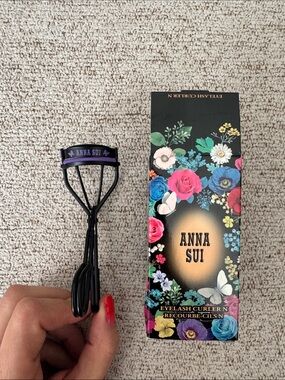 Anna Sui Black and Purple Eyelash Curler